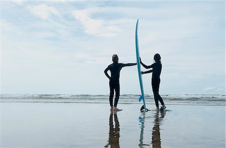 simsearch:649-03769746,k - Children holding surf board on beach Stock Photo - Premium Royalty-Free, Code: 649-03768929