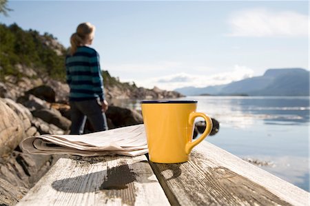 Coffee and paper,woman in background Foto de stock - Sin royalties Premium, Código: 649-03769658