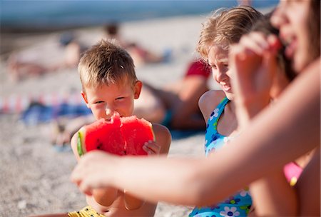 simsearch:649-03769746,k - Kids eating watermelon at the beach Stock Photo - Premium Royalty-Free, Code: 649-03769753