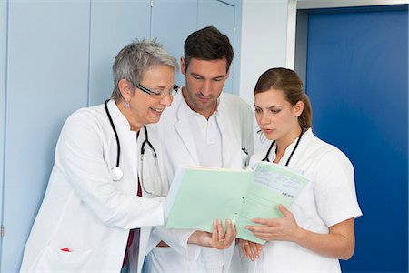 simsearch:649-06716741,k - Medical team examinining medical file Stock Photo - Premium Royalty-Free, Code: 649-03774456