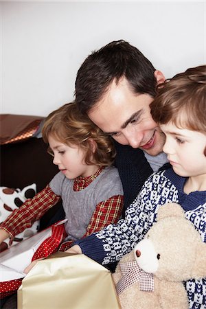 father christmas family portrait - Homme avec deux enfants, cadeaux d'ouverture Photographie de stock - Premium Libres de Droits, Code: 649-03774871