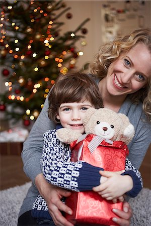 family at christmas - Son sitting on mothers lap Foto de stock - Sin royalties Premium, Código: 649-03774884