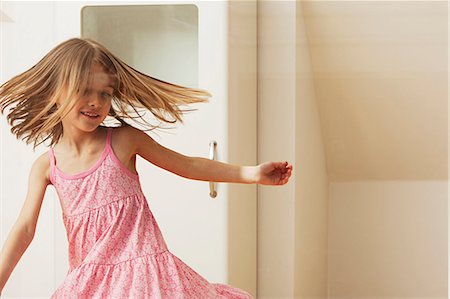 simsearch:649-06112626,k - Little girl dancing at home Foto de stock - Sin royalties Premium, Código: 649-03770681