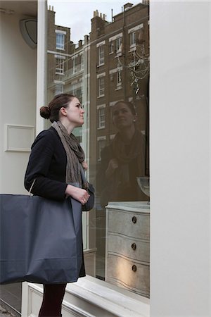 Femme regardant dans la vitrine Photographie de stock - Premium Libres de Droits, Code: 649-03771445