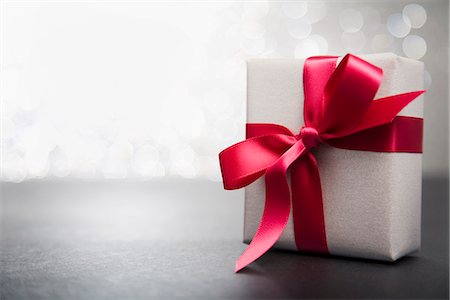 Wrapped gift with red ribbon Foto de stock - Sin royalties Premium, Código: 649-03771708