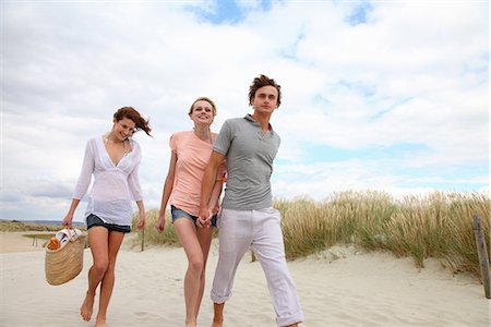 Young friends going for a beach picnic Stock Photo - Premium Royalty-Free, Code: 649-03771757