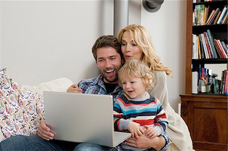 simsearch:649-03667431,k - Family in front of computer Stock Photo - Premium Royalty-Free, Code: 649-03772175