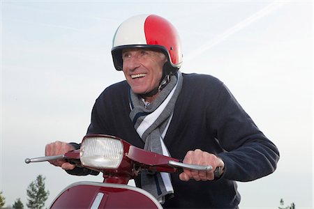 simsearch:649-06112626,k - Senior man on scooter Foto de stock - Sin royalties Premium, Código: 649-03773954