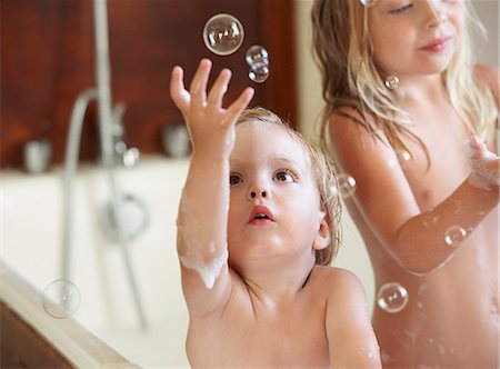 Frère et soeur dans le bain, bulles Photographie de stock - Premium Libres de Droits, Code: 649-03796600