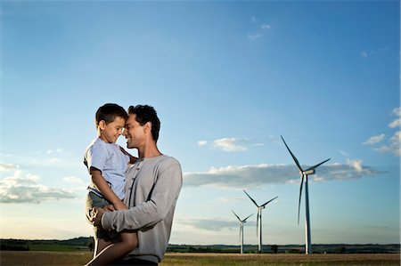 Père et fils sur un parc éolien Photographie de stock - Premium Libres de Droits, Code: 649-03797006