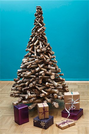 christmas tree with presents underneath Stock Photo - Premium Royalty-Free, Code: 649-03797097