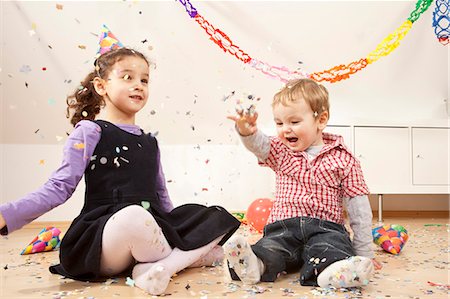 Petit garçon et une fille avec des confettis Photographie de stock - Premium Libres de Droits, Code: 649-03818274