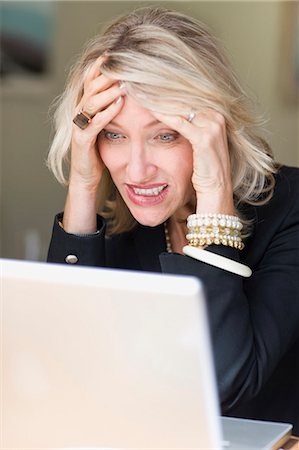 fracaso - Frustrated businesswoman using laptop Foto de stock - Sin royalties Premium, Código: 649-03857270