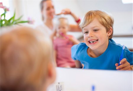 family bathroom mirror - Garçon se brosser ses dents Photographie de stock - Premium Libres de Droits, Code: 649-03857838