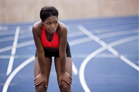 focused athlete starting - Femme reposant sur la piste de course Photographie de stock - Premium Libres de Droits, Code: 649-03884076