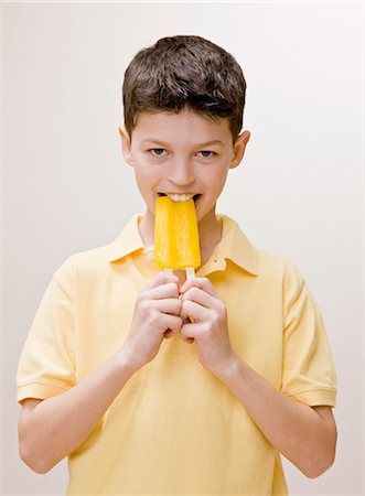 simsearch:614-06537664,k - Boy eating a popsicle Stock Photo - Premium Royalty-Free, Code: 649-03881585