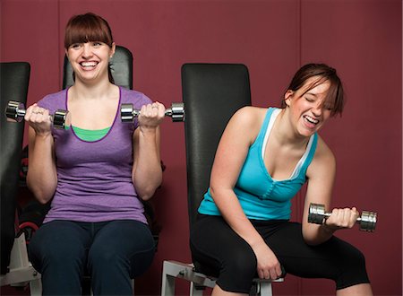 friends lifting someone - Soulever des poids ensemble dans une salle de sport des femmes Photographie de stock - Premium Libres de Droits, Code: 649-03882005