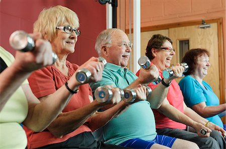 fitness older women gym - Older people lifting weights in gym Foto de stock - Sin royalties Premium, Código: 649-03882019