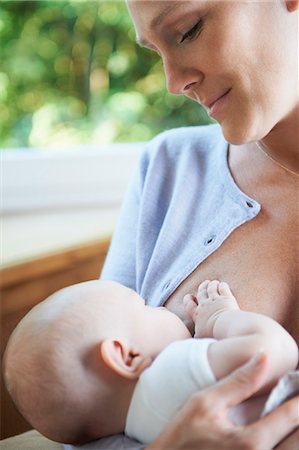 Mother breast feeding her baby Foto de stock - Sin royalties Premium, Código: 649-03882182