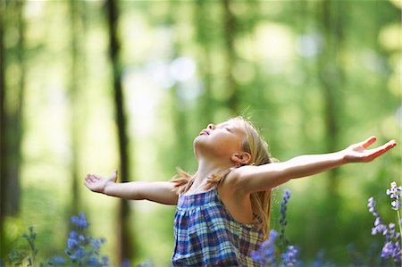 Girl standing in field of flowers Foto de stock - Sin royalties Premium, Código: 649-03882260