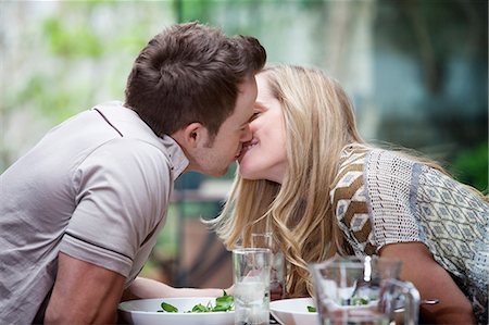 simsearch:6108-06166423,k - Couple kissing over meal at home Foto de stock - Sin royalties Premium, Código: 649-03882686