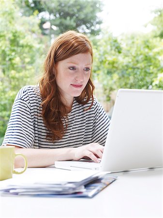 Femme utilisant un ordinateur portable à l'intérieur Photographie de stock - Premium Libres de Droits, Code: 649-03883859