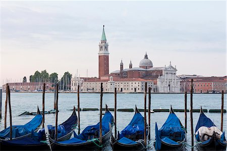 simsearch:640-06050299,k - Italy, Venice, Young couple embracing by lagoon, gondolas and San Giorgio Maggiore church in background Stock Photo - Premium Royalty-Free, Code: 640-06050286