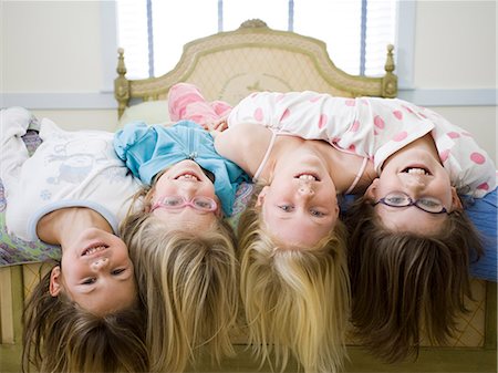 picture of upside down girl on bed - children at a sleepover Foto de stock - Sin royalties Premium, Código: 640-06050930