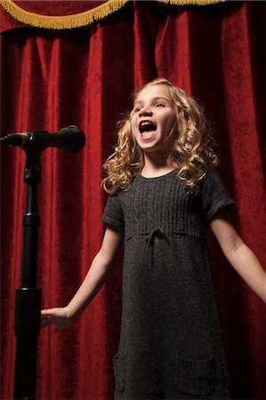 singers - USA, Utah, Orem, Portrait of girl (8-9) singing with microphone Foto de stock - Sin royalties Premium, Código: 640-06963184