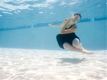 swimming (animals) - USA, Utah, Orem, Female ballet dancer under water Stock Photo - Premium Royalty-Free, Code: 640-06963353