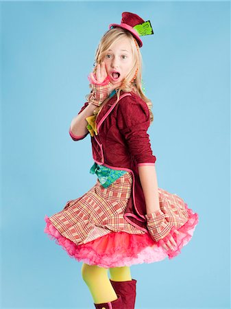 preteen open mouth - Portrait of girl (10-11) in Mad Hatter costume for Halloween Foto de stock - Sin royalties Premium, Código: 640-06963548