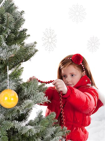 snow christmas tree white - Girl (4-5) decorating Christmas tree Photographie de stock - Premium Libres de Droits, Code: 640-06963735