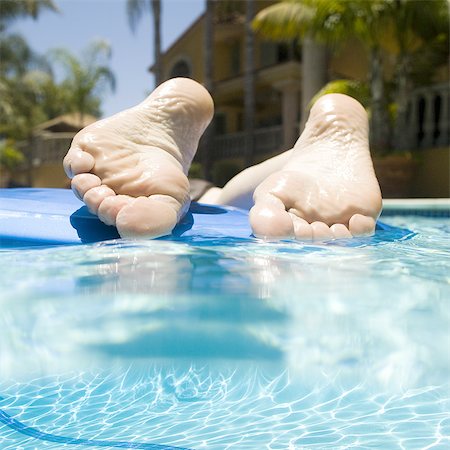 feet only - feet in a swimming pool Stock Photo - Premium Royalty-Free, Code: 640-08089622