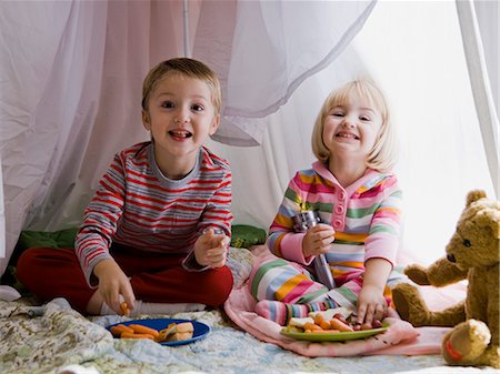 simsearch:640-06963757,k - brother and sister in a makeshift fort Stock Photo - Premium Royalty-Free, Code: 640-08089705