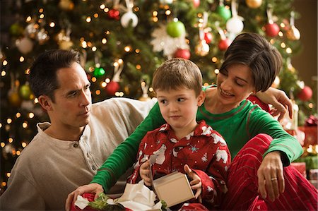 simsearch:640-03260410,k - parents opening presents with their young child Stock Photo - Premium Royalty-Free, Code: 640-08089735