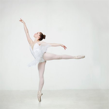 Studio shot of ballet dancer Stock Photo - Premium Royalty-Free, Code: 640-08546034
