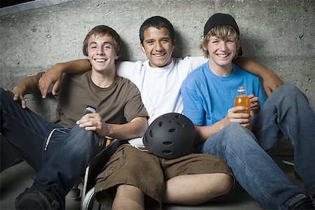 simsearch:640-02767760,k - Portrait de trois jeunes garçons souriant Photographie de stock - Premium Libres de Droits, Code: 640-01348419