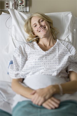 High angle view of a smiling female patient in bed Stock Photo - Premium Royalty-Free, Code: 640-01348610