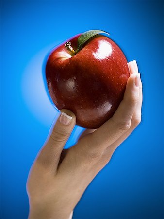 simsearch:640-01354413,k - Close-up of a woman's hand holding an apple Foto de stock - Sin royalties Premium, Código: 640-01348981