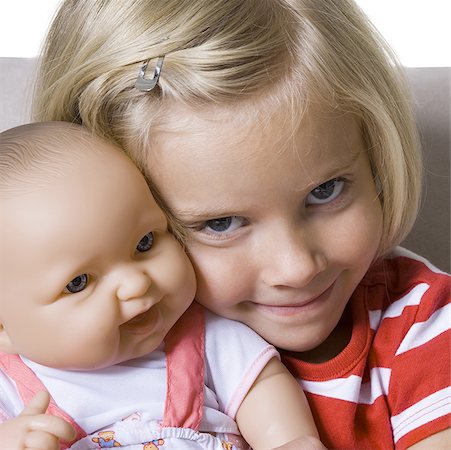 simsearch:640-01351381,k - Portrait d'une jeune fille tenant une poupée Photographie de stock - Premium Libres de Droits, Code: 640-01349690