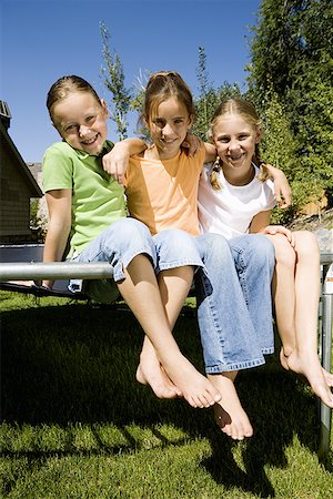 simsearch:640-01351381,k - Portrait de trois jeunes filles, assis sur un trampoline Photographie de stock - Premium Libres de Droits, Code: 640-01354629