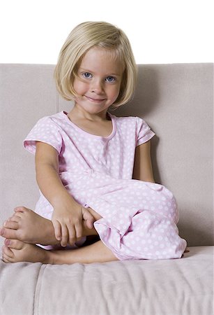 simsearch:640-01351381,k - Portrait d'une jeune fille assise sur un canapé Photographie de stock - Premium Libres de Droits, Code: 640-01354970