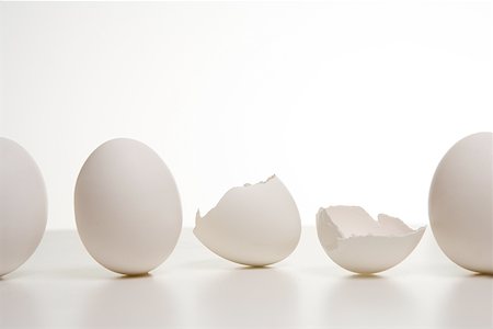 simsearch:640-01354413,k - A row of eggs with one broken egg Foto de stock - Sin royalties Premium, Código: 640-01355312