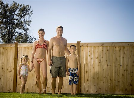 Portrait of parents with their two children the backyard Stock Photo - Premium Royalty-Free, Code: 640-01355475
