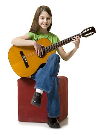 simsearch:640-01351381,k - Portrait d'une jeune adolescente, jouer de la guitare Photographie de stock - Premium Libres de Droits, Code: 640-01356151