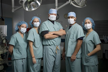 Portrait de cinq chirurgiens en salle d'opération Photographie de stock - Premium Libres de Droits, Code: 640-01356982