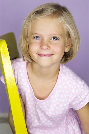 simsearch:640-01351381,k - Portrait d'une jeune fille assise sur une chaise Photographie de stock - Premium Libres de Droits, Code: 640-01357931