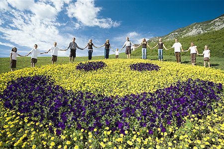 simsearch:640-02951471,k - Large family group on hill with happy face floral display Stock Photo - Premium Royalty-Free, Code: 640-01359095