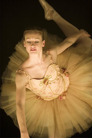simsearch:640-01351921,k - High angle view of a ballerina in tutu dancing Foto de stock - Sin royalties Premium, Código: 640-01350289