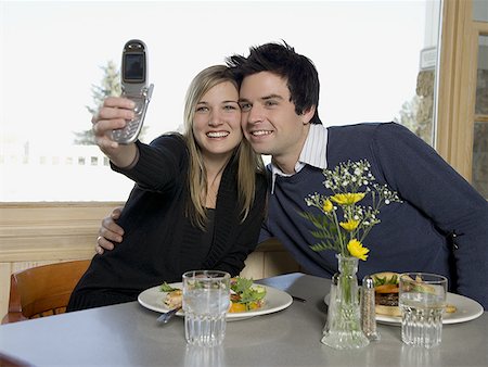 simsearch:640-02767760,k - Jeune couple en prenant une photo d'eux-mêmes Photographie de stock - Premium Libres de Droits, Code: 640-01350339